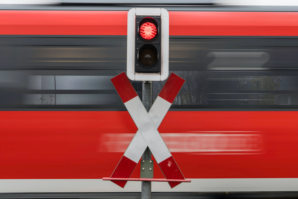 Im Allgäu wurde ein Auto an einen Bahnübergang von einem Zug erfasst. (Symbolbild)