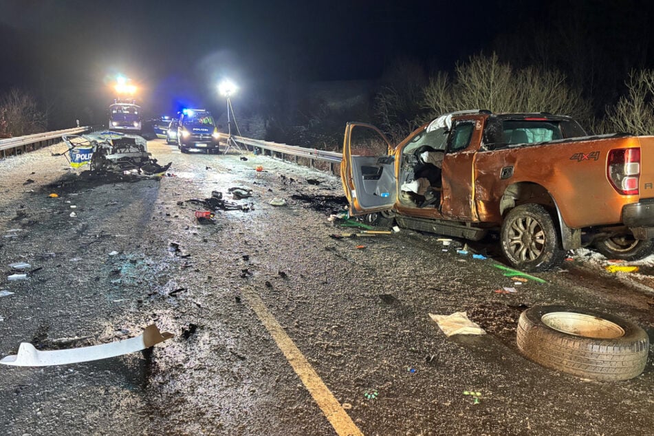 Trümmer verteilten sich über die gesamte Fahrbahn der B173 in Oberfranken.