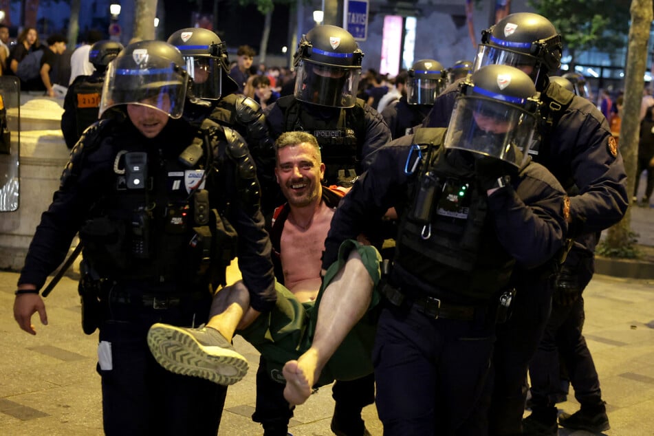 Hunderte Menschen wurden nach den Ausschreitungen in Frankreich festgenommen.