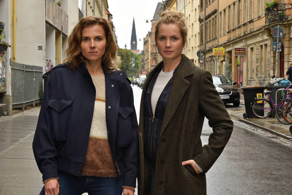 Karin Gorniak (Karin Hanczewski) und Leonie Winkler (Cornelia Gröschel) auf der Dresdner Alaunstraße.