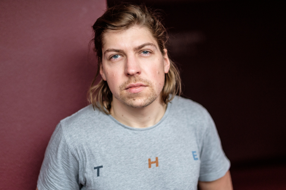 Musiker Philipp Poisel (38) hat bislang auf ein Smartphone verzichtet, um sich besser auf seine eigenen Gedanken konzentrieren zu können.