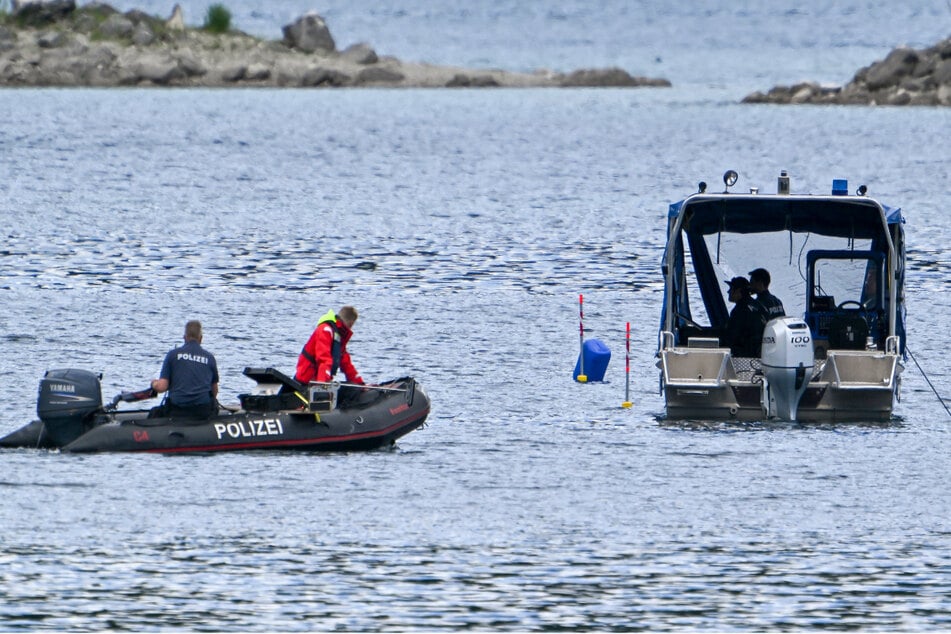 Die Suche nach einem sechs Jahre alten Kind und dessen Vater im Eibsee in Oberbayern musste am Montagabend unterbrochen werden.
