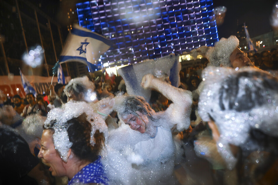 Israelis feiern am Sonntagabend in Tel Aviv die Vereidigung der neuen Regierung in Israel.