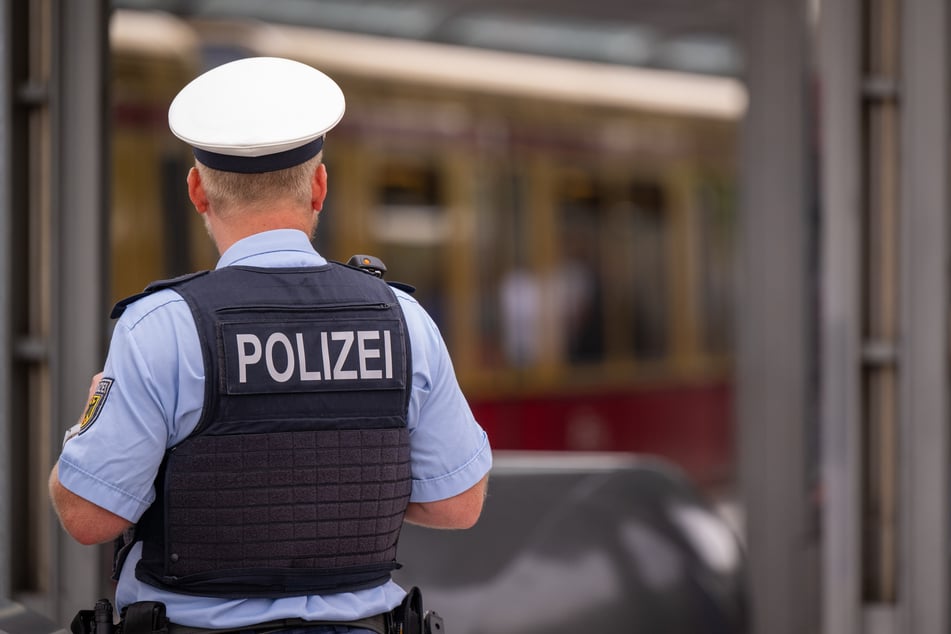 Ein Berliner Polizist, der privat unterwegs war, wurde Zeuge des Überfalls und konnte die Täter beschreiben. (Symbolbild)