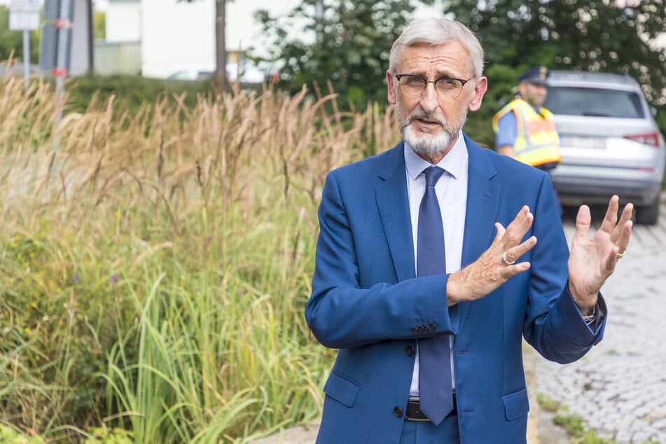 Sieht grenznahe Asylverfahren kritisch: Sachsens Innenminister Armin Schuster (63, CDU).