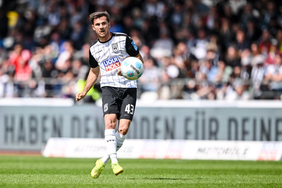 Außenverteidiger Romario Rösch (25) wechselt ablösefrei zum Bundesliga-Absteiger nach Bochum.