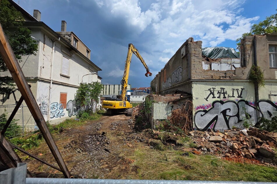 An den "Putzi-Villen" rückten Bagger an und rissen ein Dach ab.