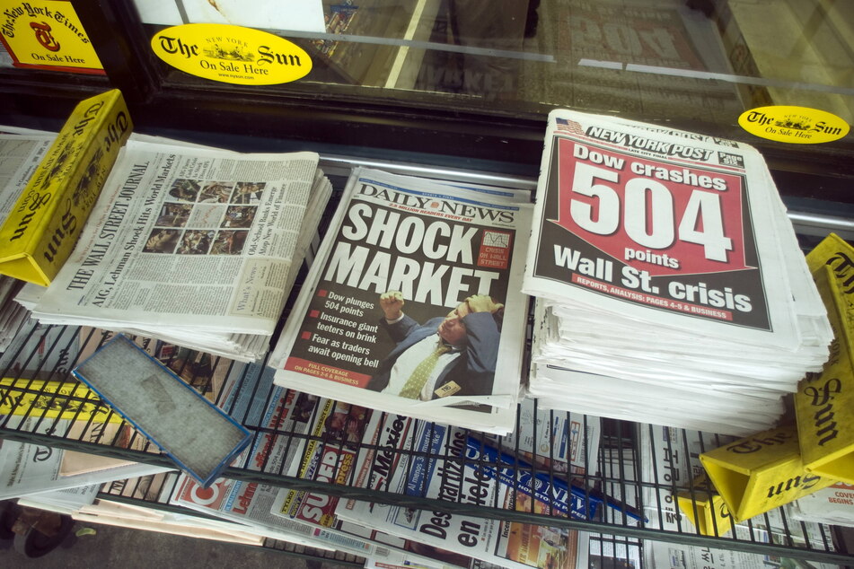 Wackeln schon wieder die Banken? Zeitungen verkünden am 16. September 2008 in New York den Zusammenbruch der Maklerfirma Lehman Brothers.