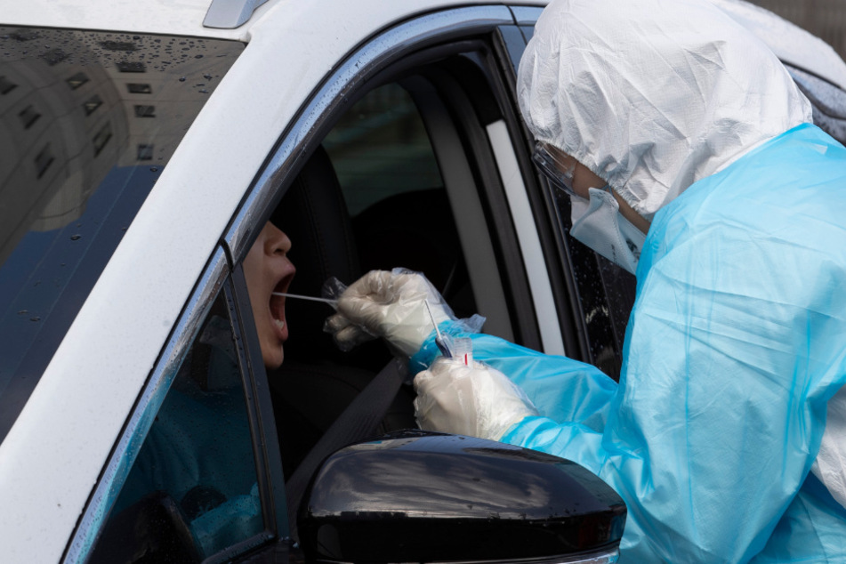 Eine mit dem Coronavirus infizierte Frau hat die häusliche Quarantäne verlassen und wurde in ein Unfall verwickelt. (Symbolbild)