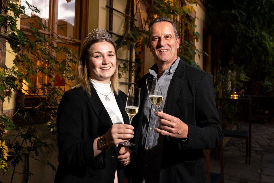 Die badische Weinkönigin Julia Noll (23) und Weinmesse-Veranstalter Horst Reuschle (58) stoßen auf die "Baden-Württemberg Classics" in Dresden an.