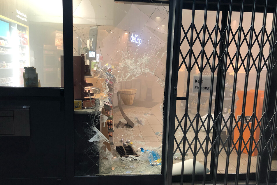 Die Einbrecher haben die Glasscheibe der Tankstelle mit einem Gullydeckel eingeworfen und sind durch das Loch in den Verkaufsraum geklettert.