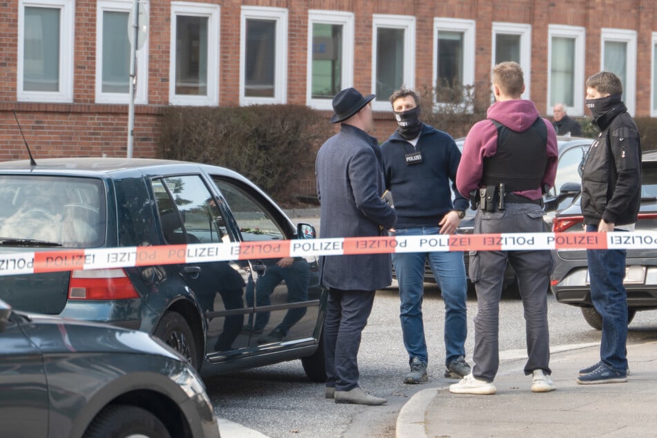 Die Zivilfahnder nahmen die drei Tatverdächtigen vorläufig fest.