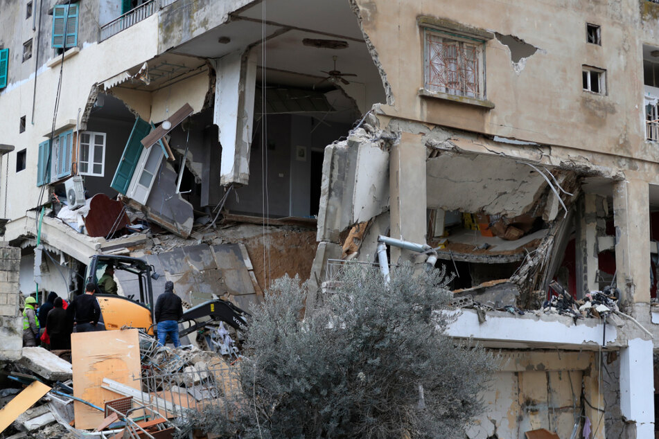 Zivilschutz- und Rettungskräfte entfernen in der Stadt Nabatiyeh im Südlibanon die Trümmer eines Gebäudes, das durch einen israelischen Luftangriff beschädigt wurde.