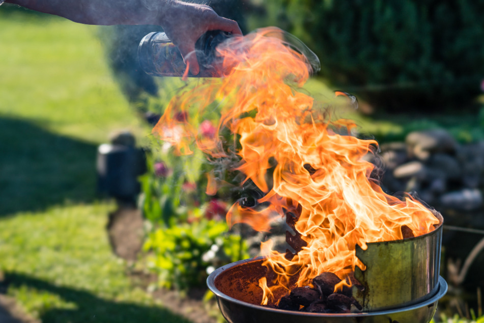 Als ein Mann versuchte, den Grill mit Ethanol anzuheizen, wurde eine Frau in der Nähe verletzt. (Symbolbild)