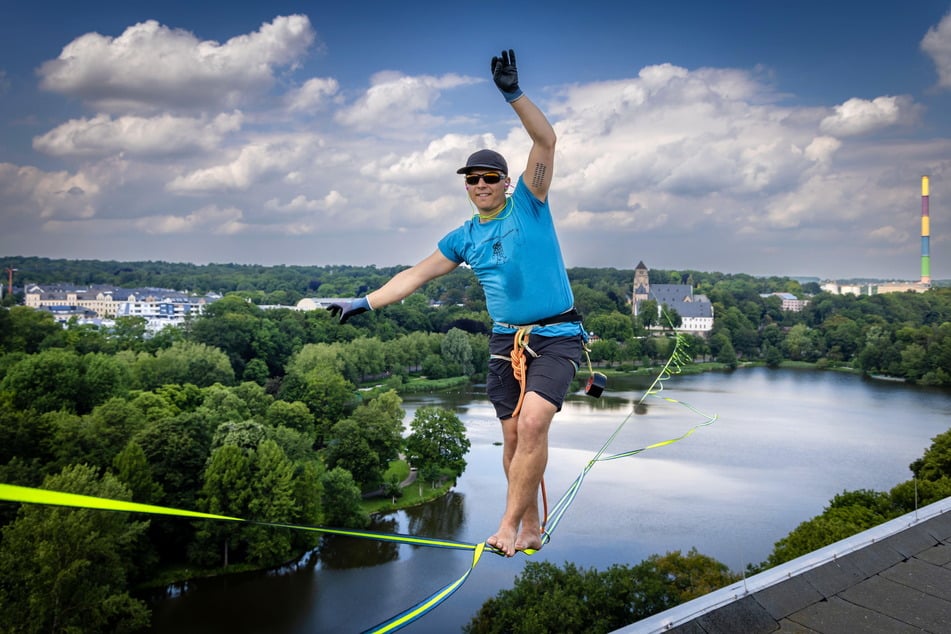 Peter Bessler probierte Deutschlands längste Highline bereits gestern aus.