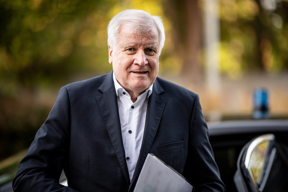 Horst Seehofer bleibt nach der Aufdeckung von rechtsextremen Chats in der NRW-Polizei bei seinem "Nein" zu einer Rassismus-Studie.