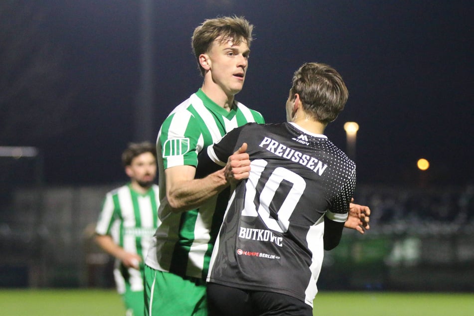 In der ersten Halbzeit lieferte die BSG Chemie Leipzig ein ganz schwaches Spiel ab. Folgerichtig gingen die Preussen in Führung.