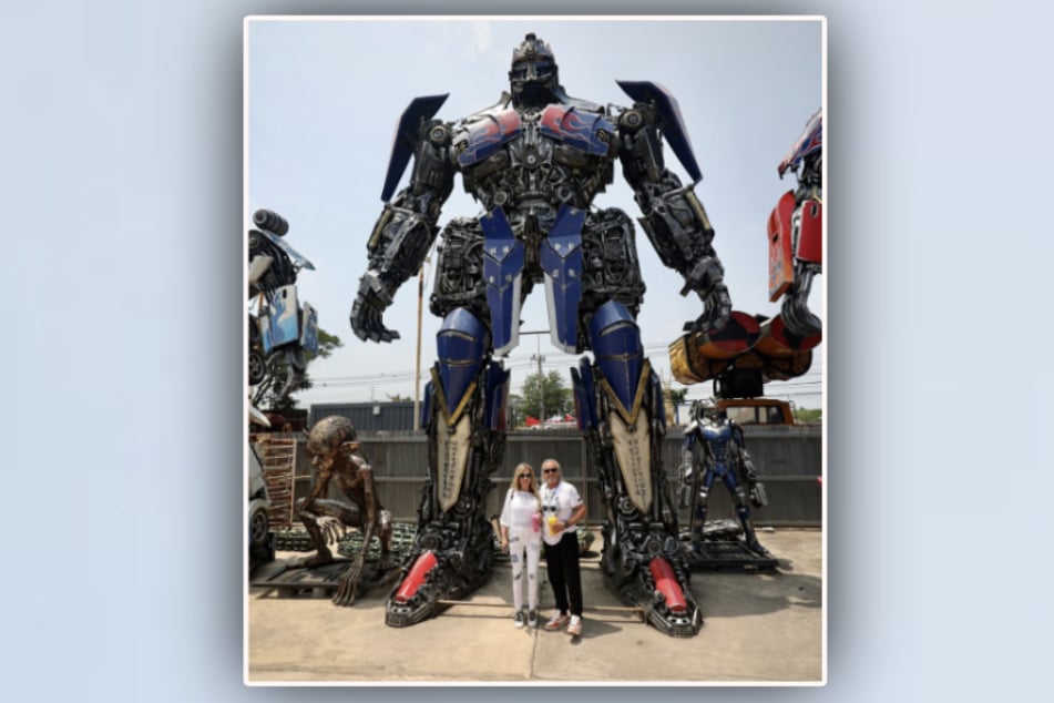 Carmen (58) und Robert (60) wirkten neben der "Optimus Prime"-Skulptur ziemlich klein.