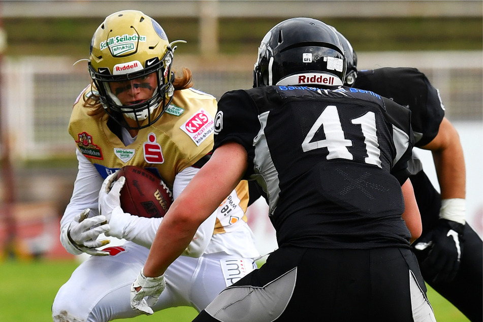 Auch David Baum (l.), hier vor Niklas Klopsch mit dem Ball im Arm, gelang beim Erfolg der Dresden Monarchs gegen die Berlin Rebels ein Touchdown.