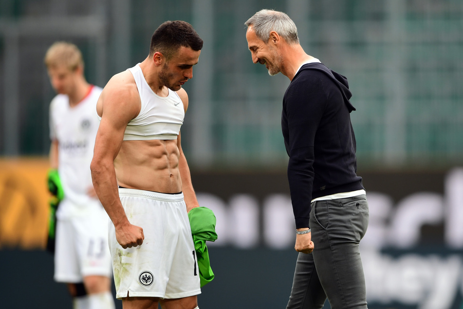 Eintracht-Frankfurt-Flügelflitzer Filip Kostic (l.) und Coach Adi Hütter nach dem wichtigen Sieg gegen den VfL Wolfsburg.