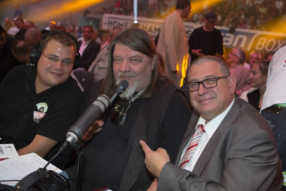 Matthias Preuss (m.) mit Journalist Malte Müller-Michaelis (r.) und Boxmanager Ulrich Bittner (l.) bei der WBA-Weltmeisterschaft im Halbschwergewicht "Konrad vs. Brähmer" 2015 in Dresden. (Archivbild)