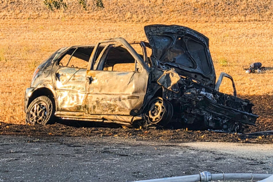 19-Jähriger kracht in Gegenverkehr, VW fängt Feuer: Augenzeugen ziehen Insassen aus Flammen-Auto