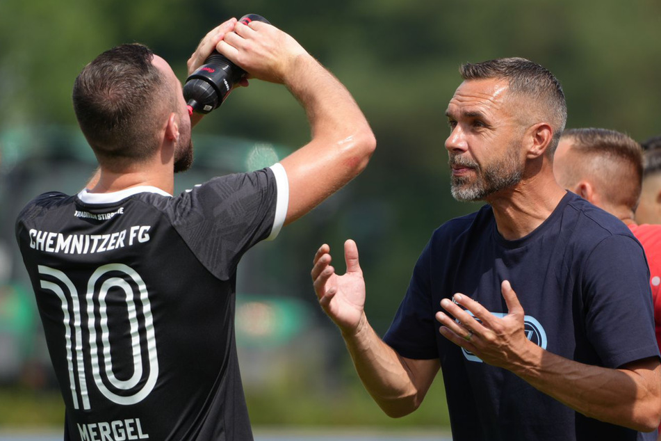 CFC-Trainer Christian Tiffert (42, r.) im Gespräch mit Stürmer Artur Mergel (27).