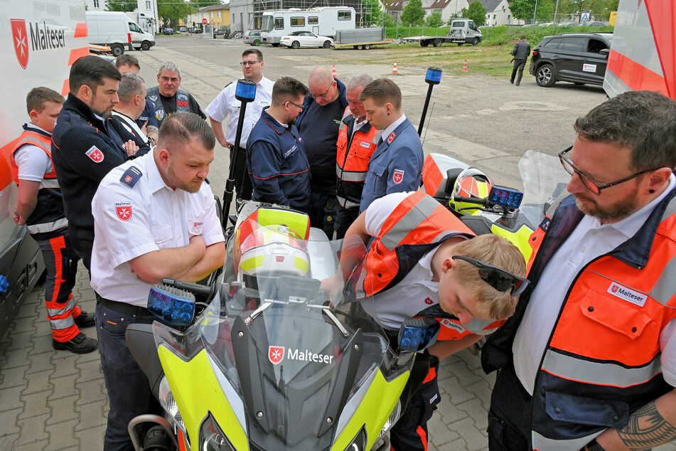 Anschließend warfen die Helfer einen interessierten Blick auf die Motorräder, mit denen sie künftig zu Einsätzen fahren werden.