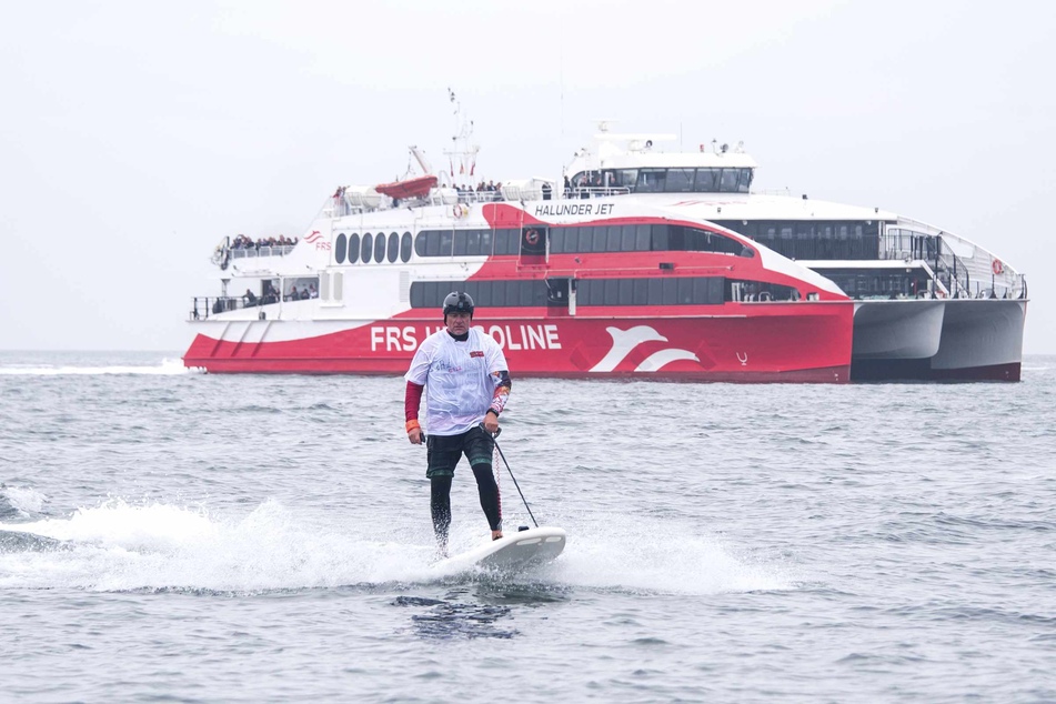 Surfbrett gegen Highspeed-Katamaran! Bürgermeister verliert ungewöhnliches Wettrennen