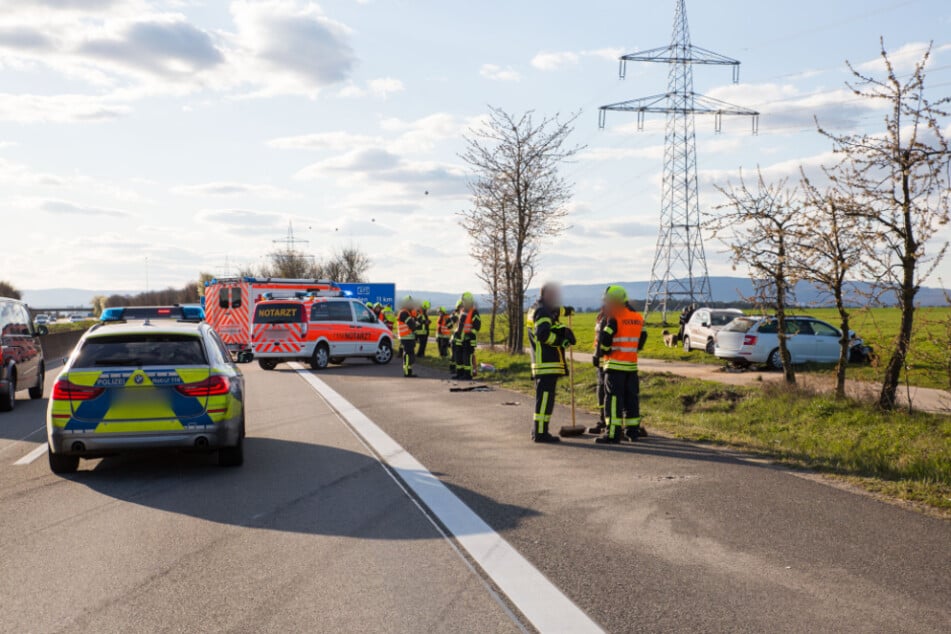Rettungskräfte stehen an dem Unfallort.