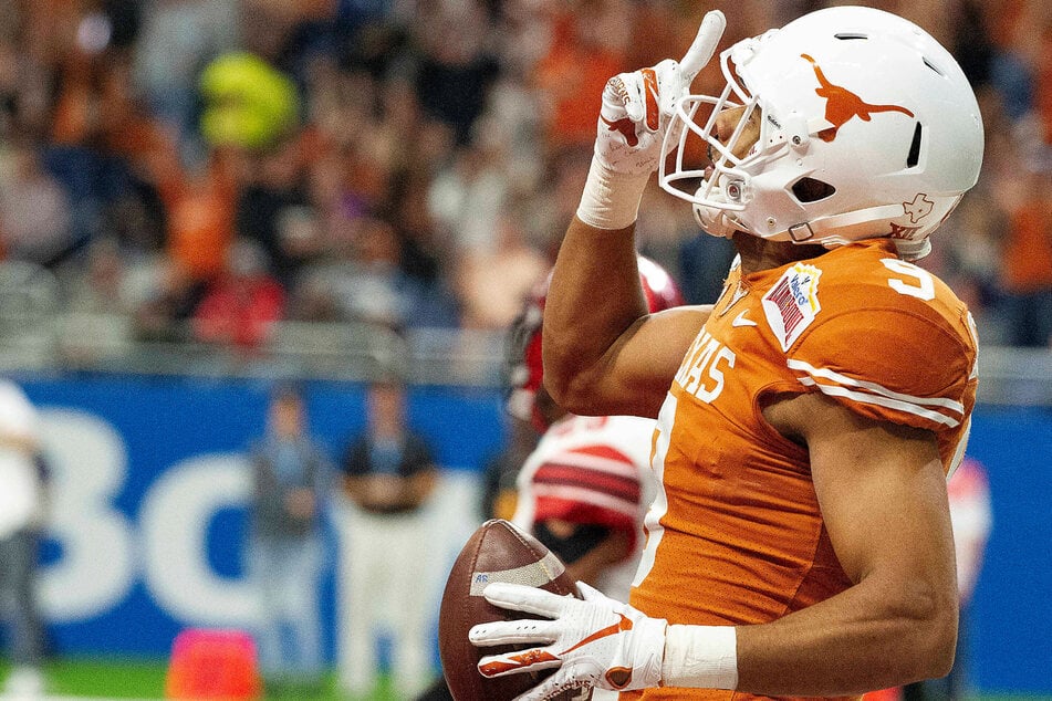 Texas governor signs bill allowing college athletes to receive pay