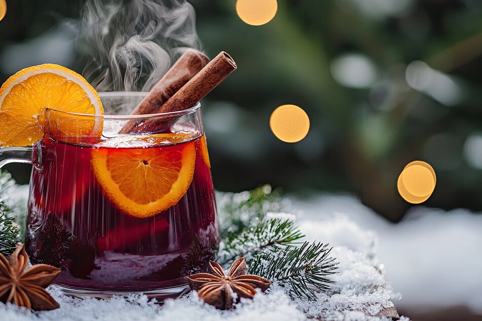 Mit einem Glühwein in der Hand steigt die Vorfreude auf die Weihnachtstage. (Symbolbild)