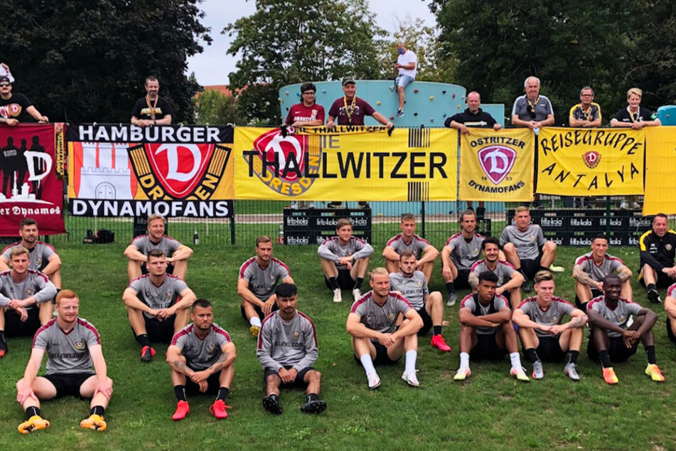 Trotz Corona, trotz Training unter Ausschluss der Öffentlichkeit: Einige Dynamo-Fans waren doch nach Heilbad Heiligenstadt gekommen. Und so entstand dieses kuriose Gruppenfoto: Mannschaft vorm, Fans hinterm Zaun.
