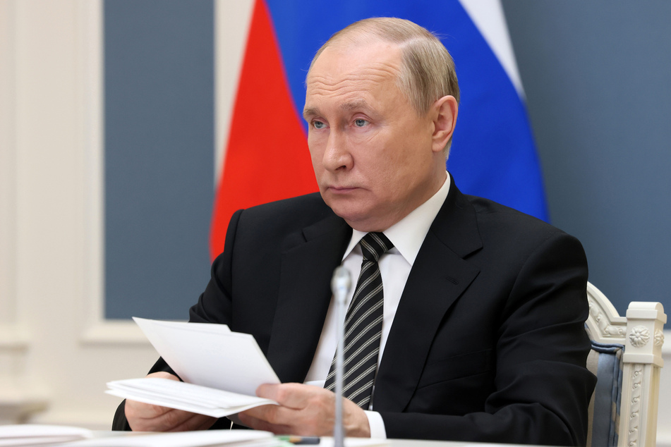 Russlands Präsident Wladimir Putin (69) wurde von zwei parteilosen Abgeordneten zur Beendigung der "militärischen Spezialoperation" - so wird der Krieg in Russland offiziell genannt - aufgefordert. Ob die beiden Männer neben dem Fraktionsausschluss weitere Disziplinarmaßnahmen zu befürchten haben, ist bislang unklar.