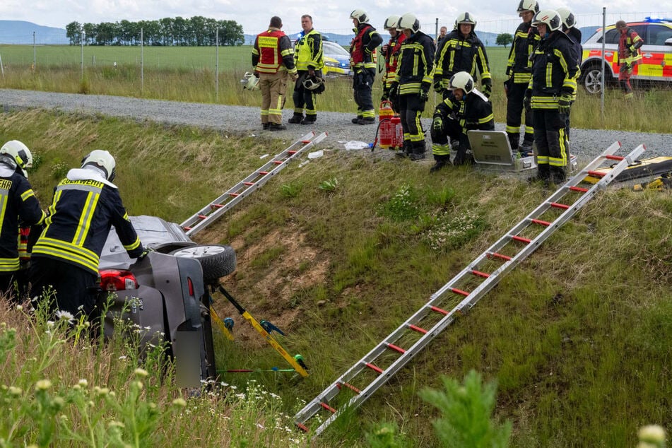 Für die Bergung des Fahrzeugs und die Versorgung der verunglückten Person musste die B178 gesperrt werden.