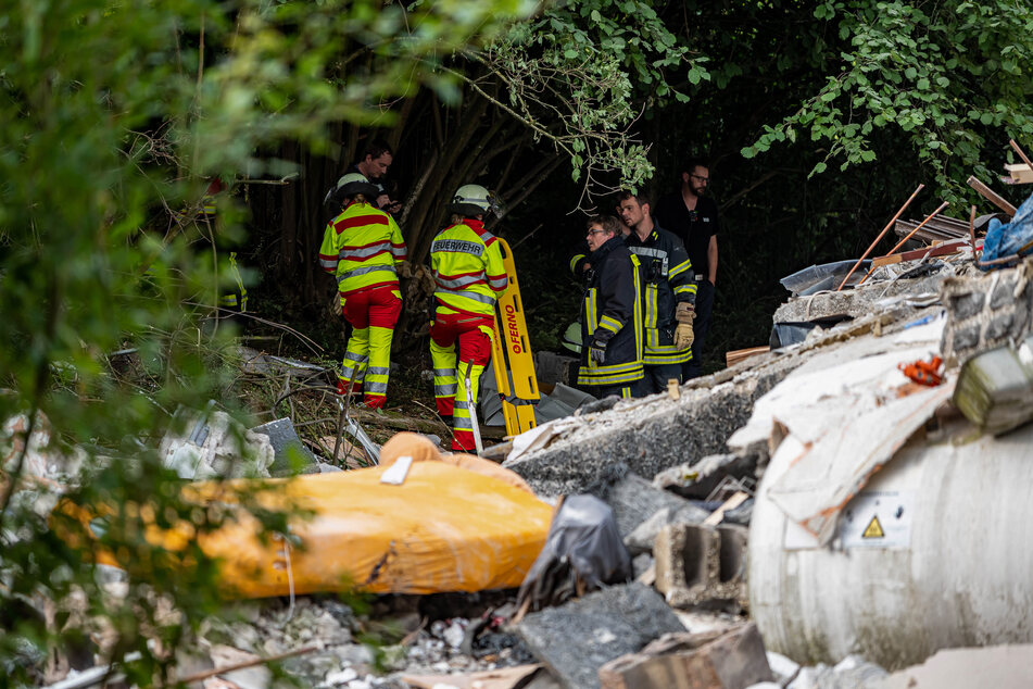 Nach tödlicher Hausexplosion in Hemer: Polizei befragt Zeugen und wertet Spuren aus
