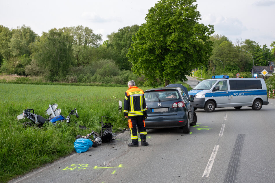 Rettungskräfte an der Unfallstelle. Für den 61-jährigen Motorradfahrer kam jede Hilfe zu spät.