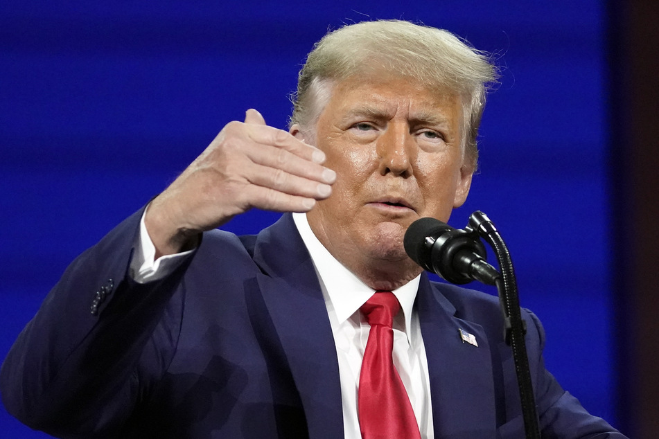 Donald Trump (74) spricht auf einer Veranstaltung für konservativer Aktivisten. Der ehemalige Präsident der USA soll sich bereits im Januar gegen Corona geimpft haben lassen.