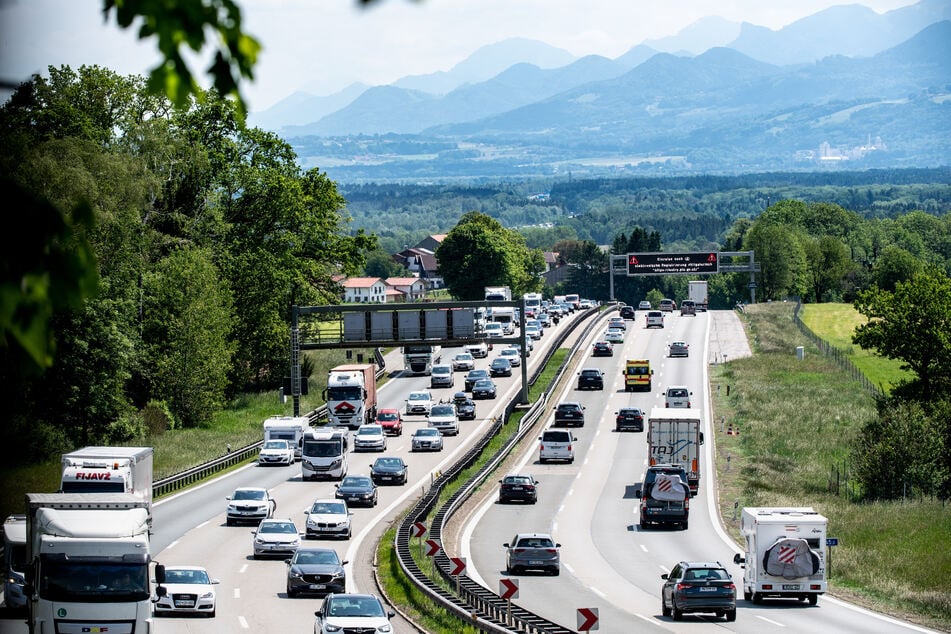 Immer mehr Leute fahren jetzt in den Urlaub - und das macht sich auf den Straßen bemerkbar.