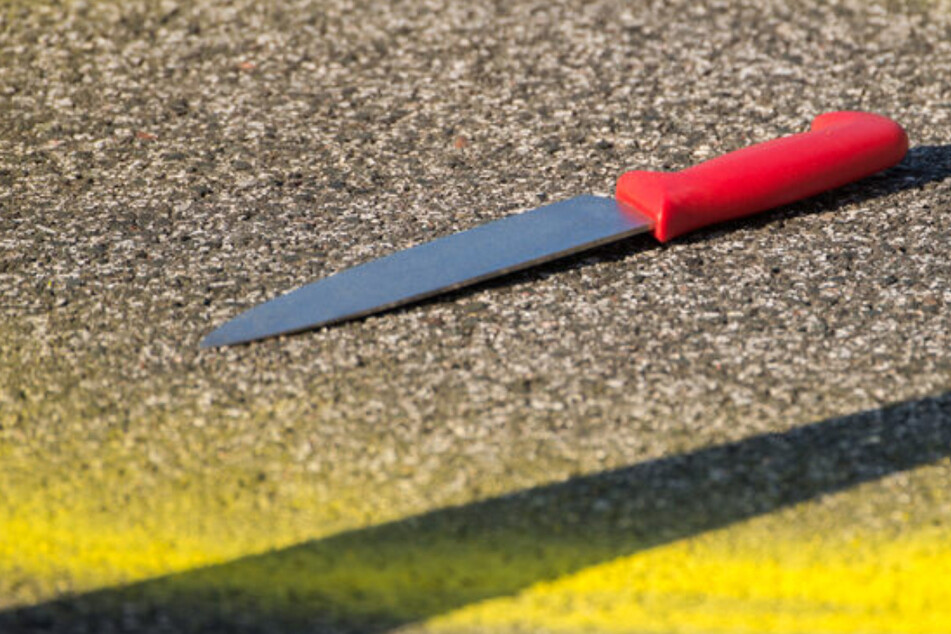 Messerattacke: Mit Küchenmesser: 14-Jähriger sticht jungen Mann auf Spielplatz nieder!