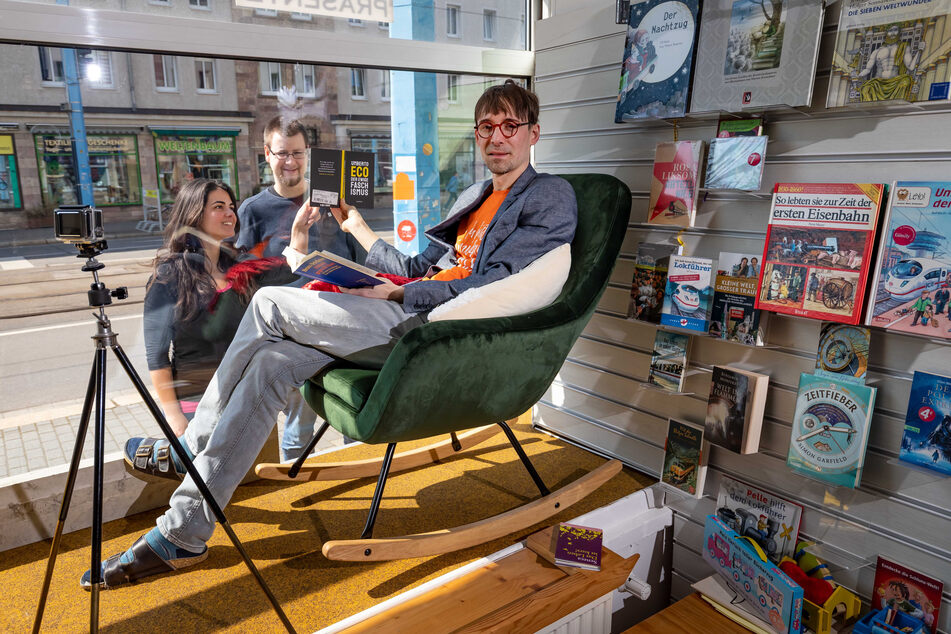 Buchladen-Inhaber Robert Aßmann (42) will in seinem Schaufenster regelmäßig aus Büchern vorlesen.