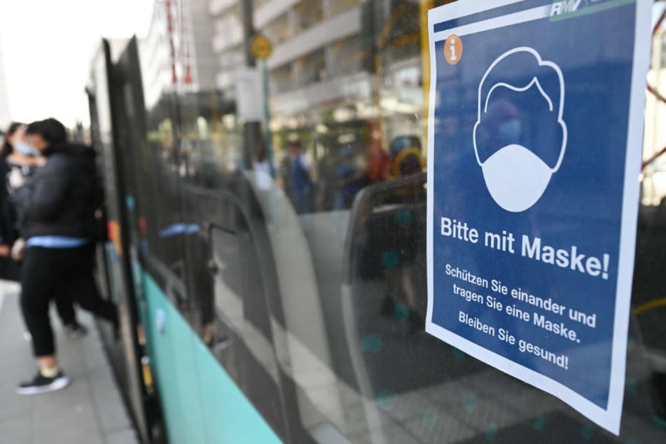Das Tragen einer Mund-Nasen-Bedeckung ist künftig ua, auch beim Aufenthalt auf Bahnsteigen und an Haltestellen vorgeschrieben. (Symbolbild)
