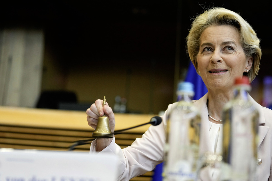 Bei Ursula von der Leyen (64) klingelt nicht nur das Glöckchen, sondern bald wohl auch mehr Geld in der privaten Kasse. Schon jetzt verdient die EU-Kommissionspräsidentin mehr als 30.000 Euro monatlich.