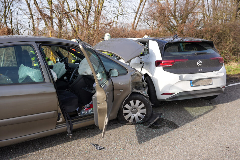 Ein heftiger Crash auf der Kreisstraße bei Kehl endete für eine Frau im Klinikum.