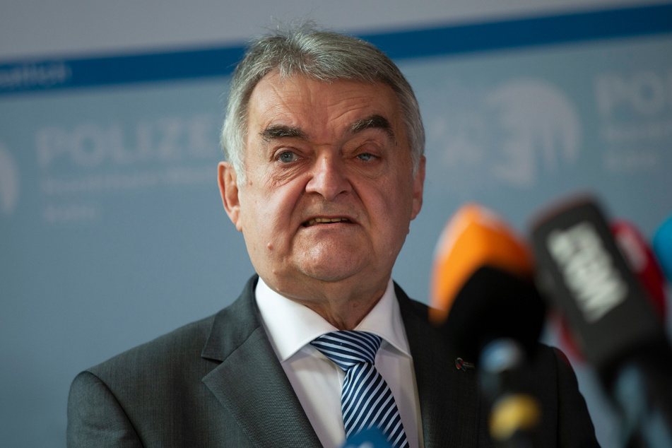 Den Hinweis auf eine Gefährdungslage zum jüdischen Feiertag Jom Kippur nahmen die Ermittler laut NRW-Innenminister Herbert Reul (69, CDU) sehr ernst und nahmen mehrere Personen in Gewahrsam.