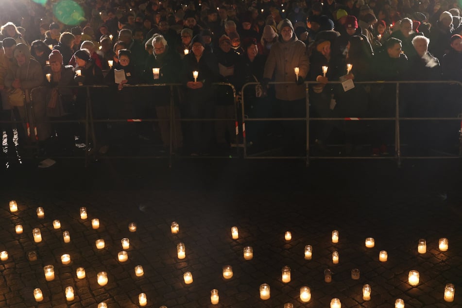 Nach dem Anschlag gedachten viele Menschen den Opfern. Zum Jahrestag soll es nun eine menschliche Lichterkette in Magdeburg geben.