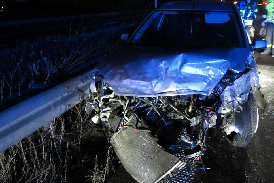 Bei einem Verkehrsunfall auf der A14 wurde ein Ford gegen die Leitplanke geschleudert.