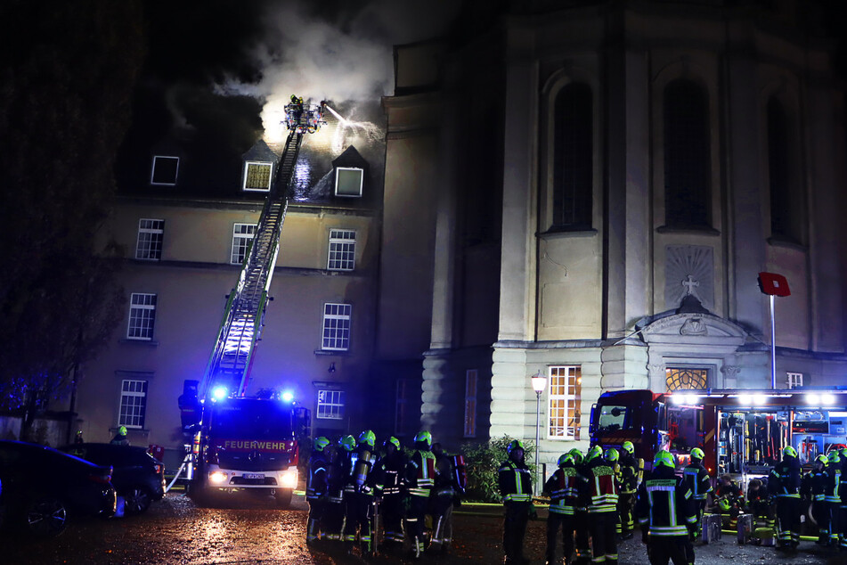 Feuer auf Gelände von NRW-Kloster: Feuerwehr stößt auf Probleme - Räume evakuiert!