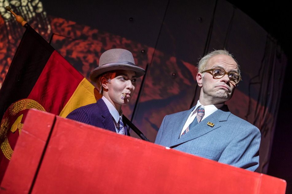 Als Egon Olsen und Erich Honecker auf der Bühne: Dorothea Kriegl (36) und Christian Kühn (39).
