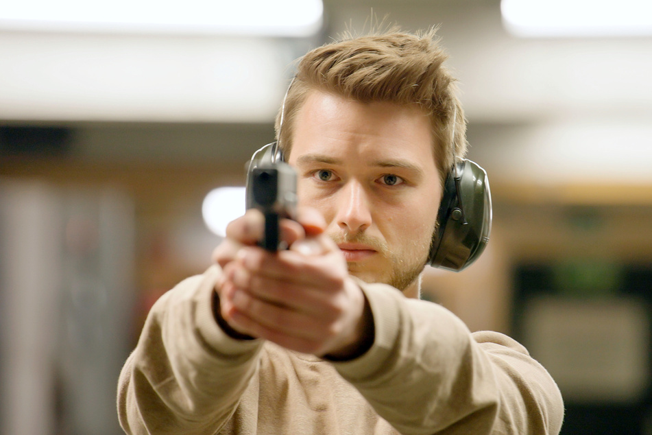 Erik Koszuta (27) testet in "Past Forward", wie es ist, mit einer Waffe schießen zu müssen.